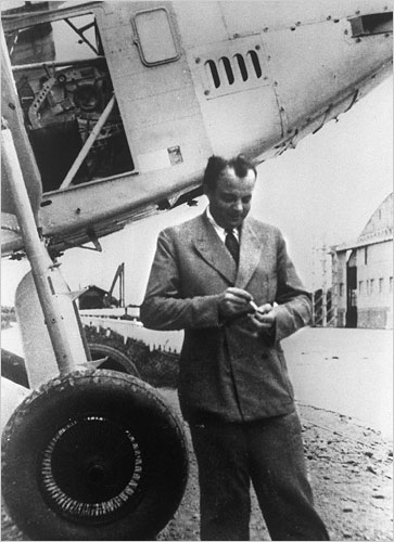 Antoine de Saint-Exupéry w 1933 roku przy samolocie